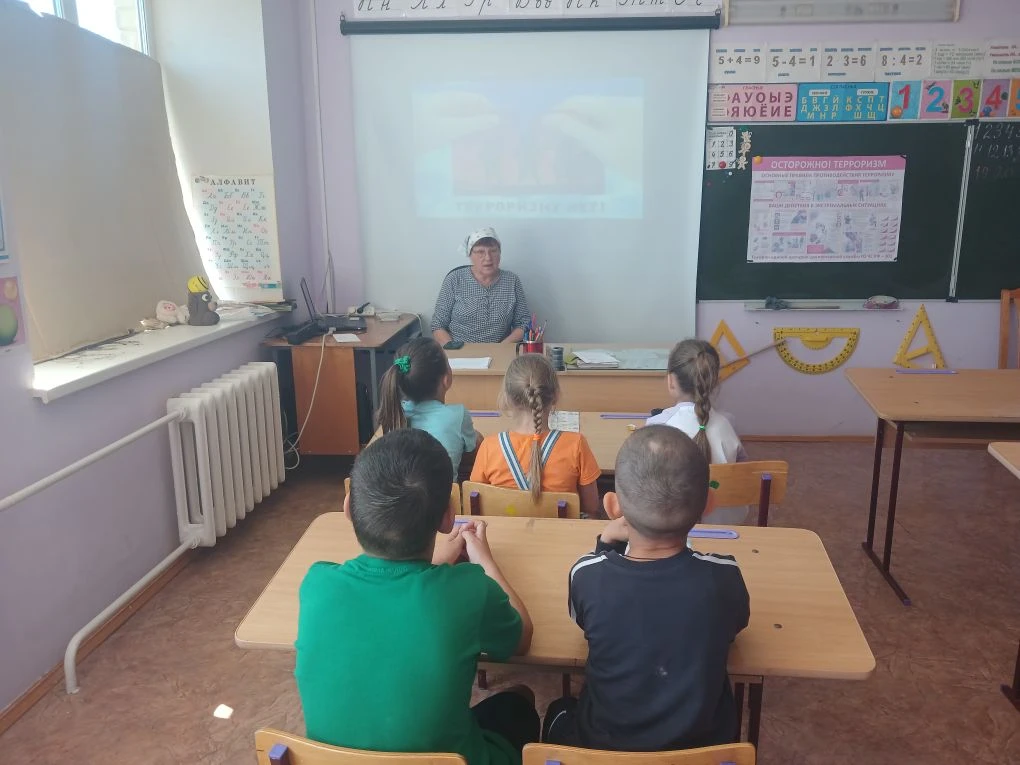Одиннадцатый день в летнем пришкольном лагере "Знайка приглашает"
Скажи терроризму: "Нет!" 
Террор -