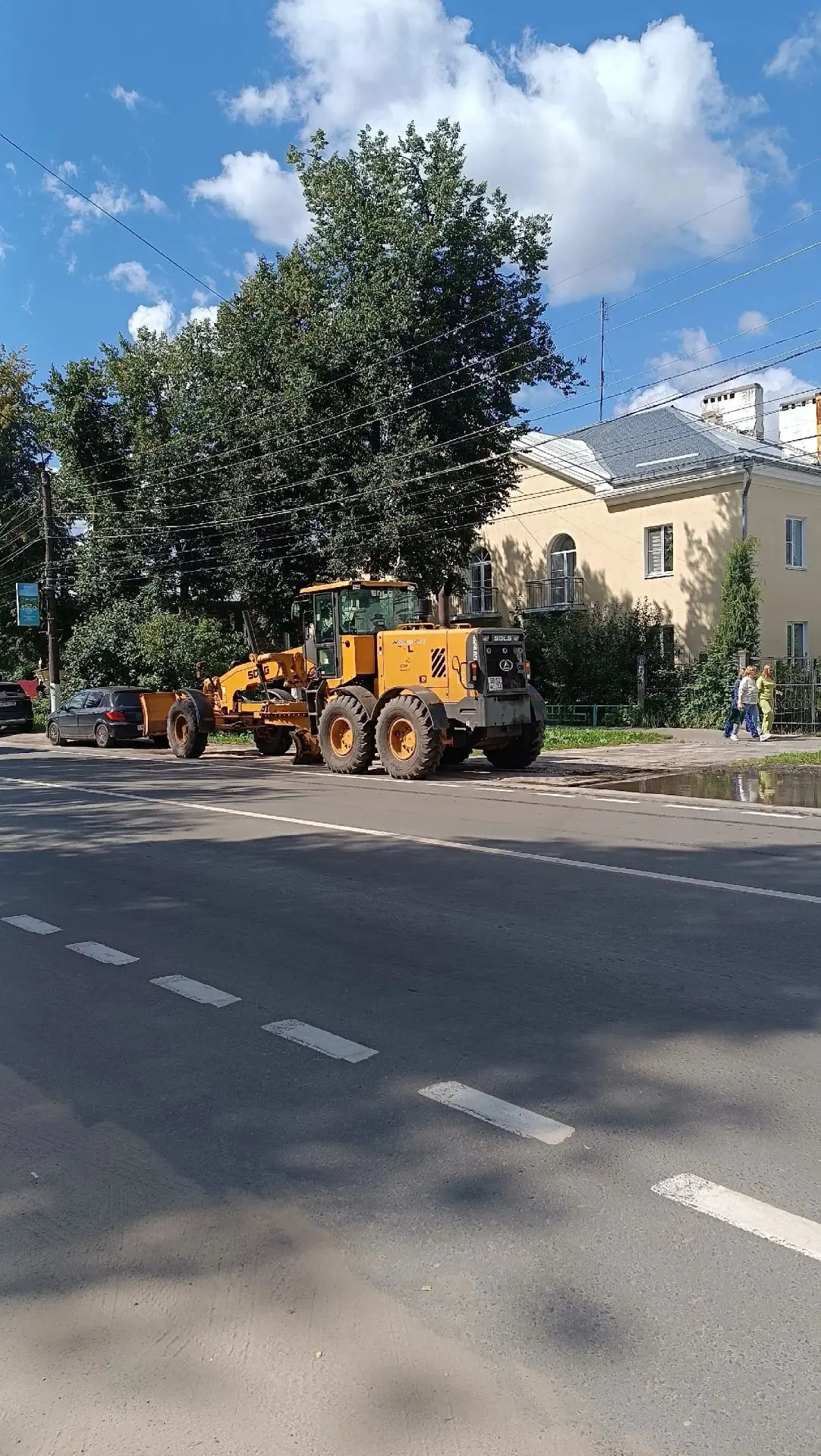 На улице Ленина грейдер равняет обочину, будьте внимательны! Город готовится к празднов...