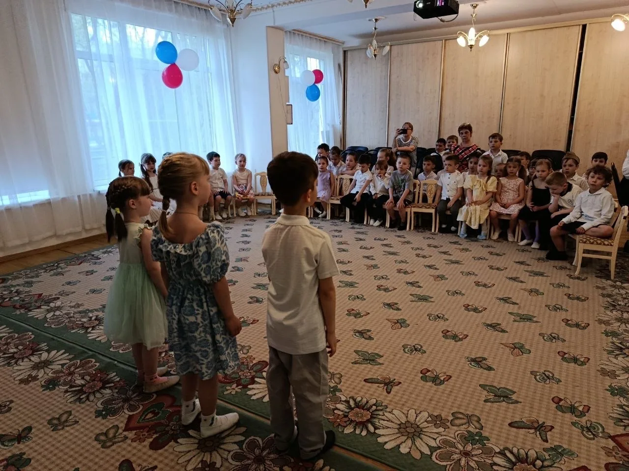 🎗️ День Победы в Корпусе 5: танец под «Синий платочек» и минута молчания  В группах 13, 14, 20, 21 п