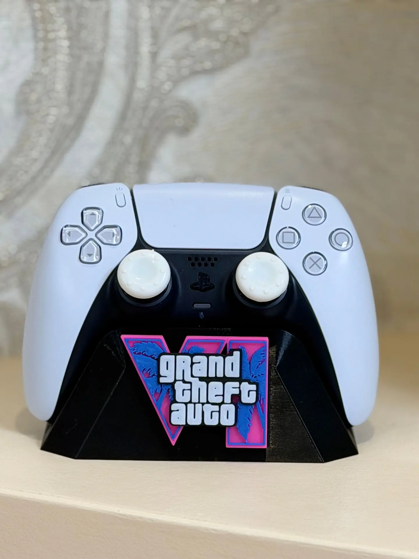 Кастомная подставка под геймпад от PS5 с логотипом GTA6.