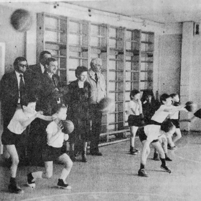 Гости из ПНР на уроке физкультуры в школе № 20. 1989 год.