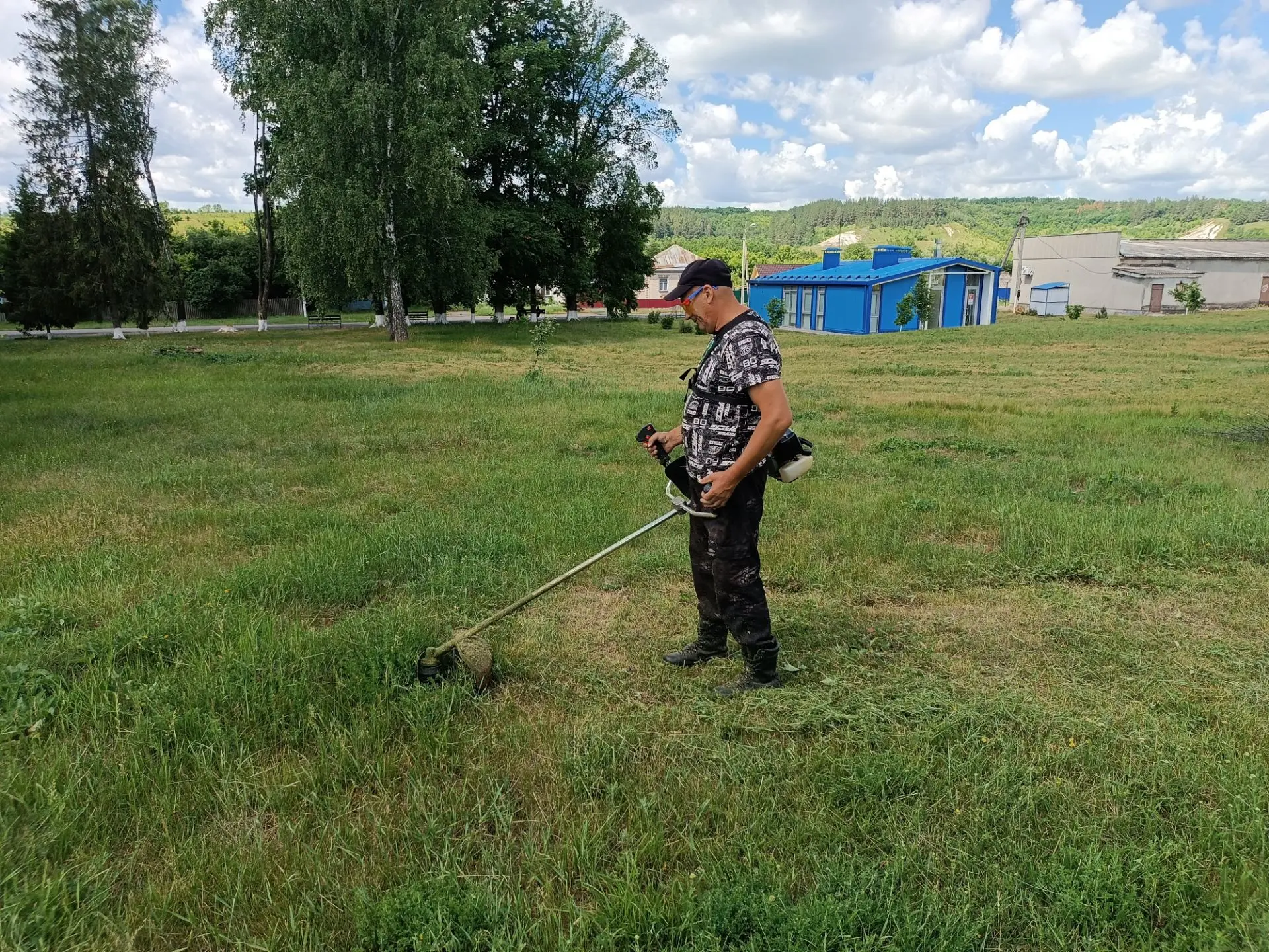 Одной из важнейших сезонных задач в летний период является своевременный покос сорной растительности