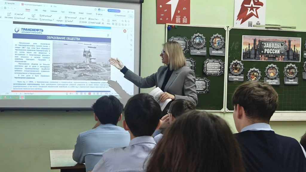 🇷🇺 «Разговоры о важном»: Погружение в мир промышленности!  Сегодняшний понедельник в нашей школе нач
