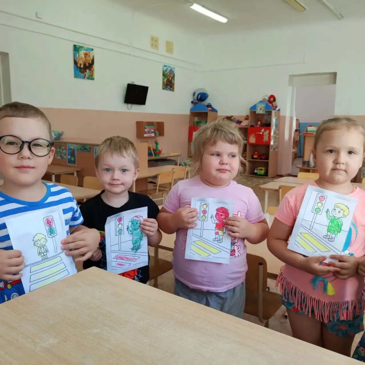 Группа #РябинушкаДС18
✅ Наши первые уроки дорожной грамоты: рисуем светофор и пешеходный переход! ✈️