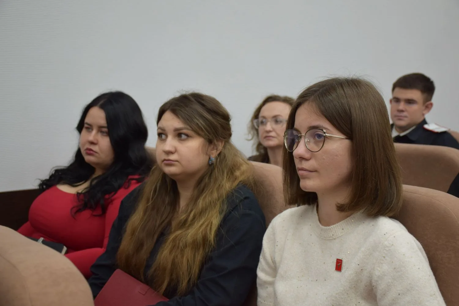Безопасность - в центре внимания  Внеочередное заседание краевой комиссии по делам несовершеннолетни