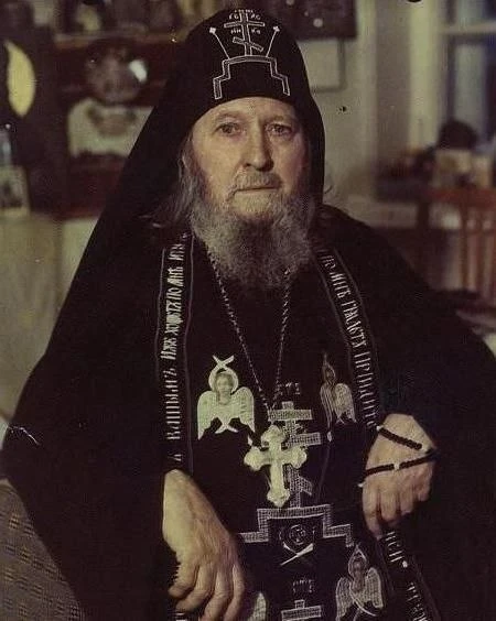 Терпи обиды, неприятности, несправедливости, не дерзай по гордости винить в них своего ...