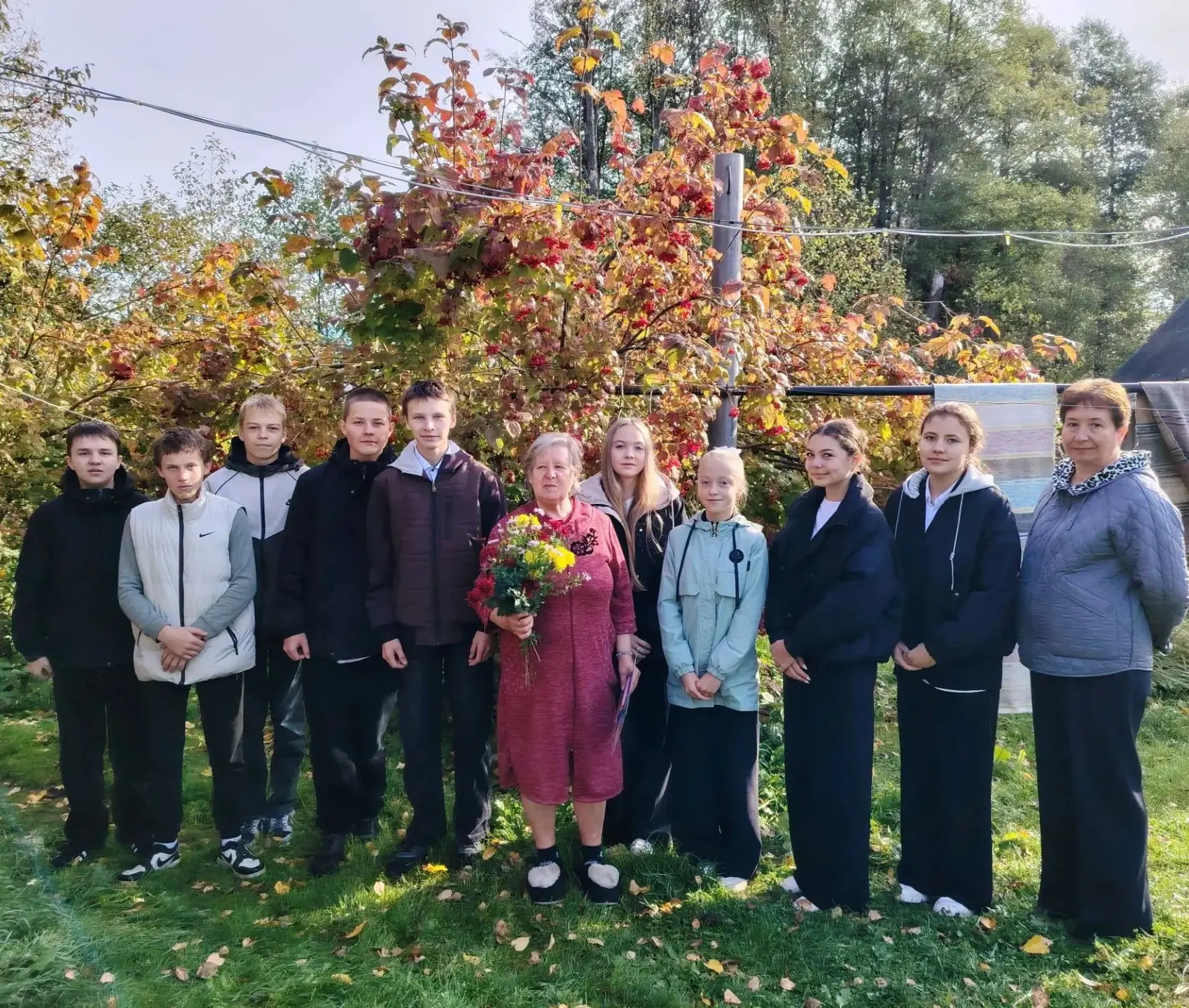 🎉 В преддверии Дня учителя наши ученики поздравили учителей‑ветеранов! 🎉