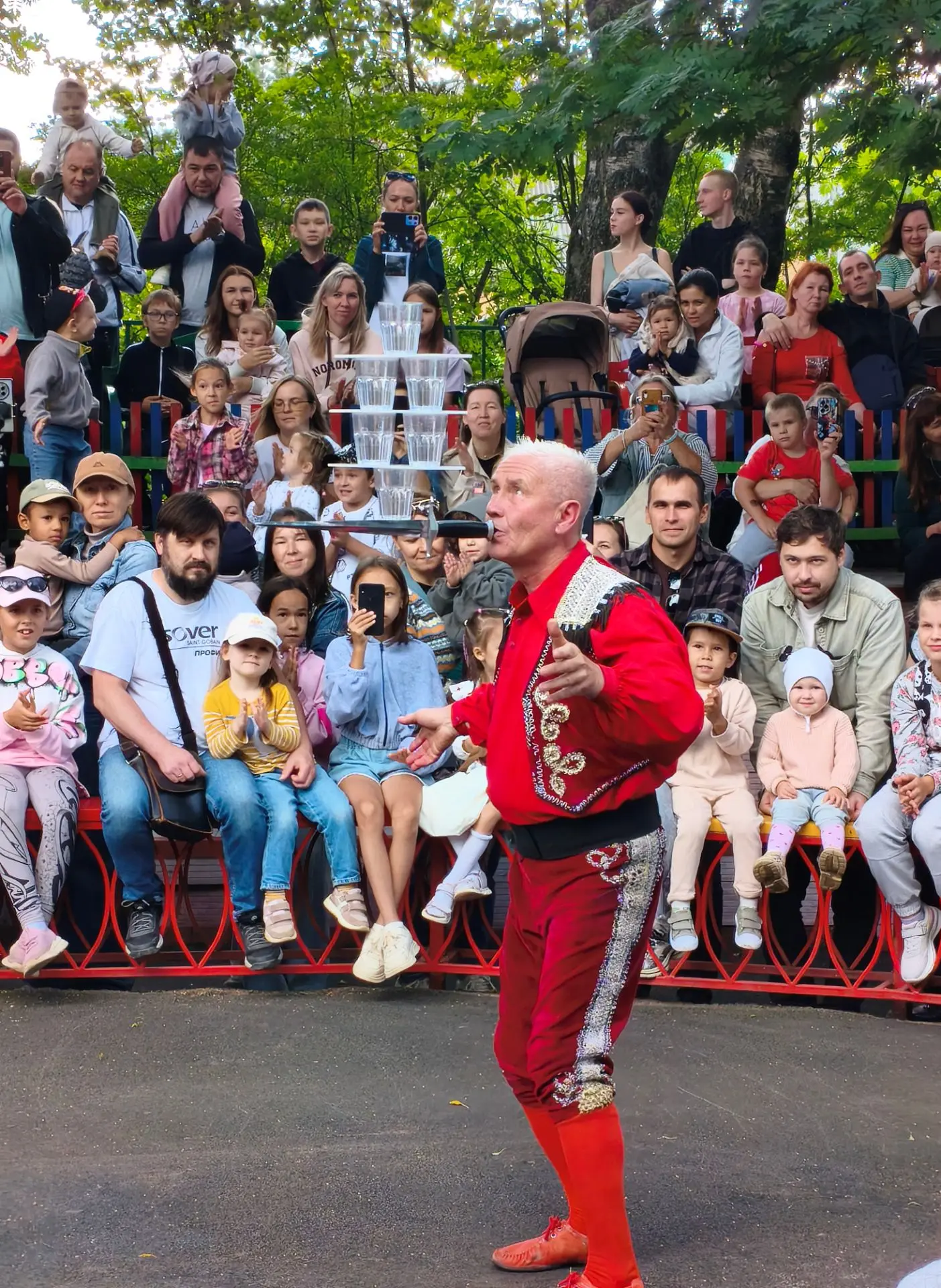 🎉В День посёлка Медведево в мини-зоопарке с успехом прошло праздничное цирковое предст...