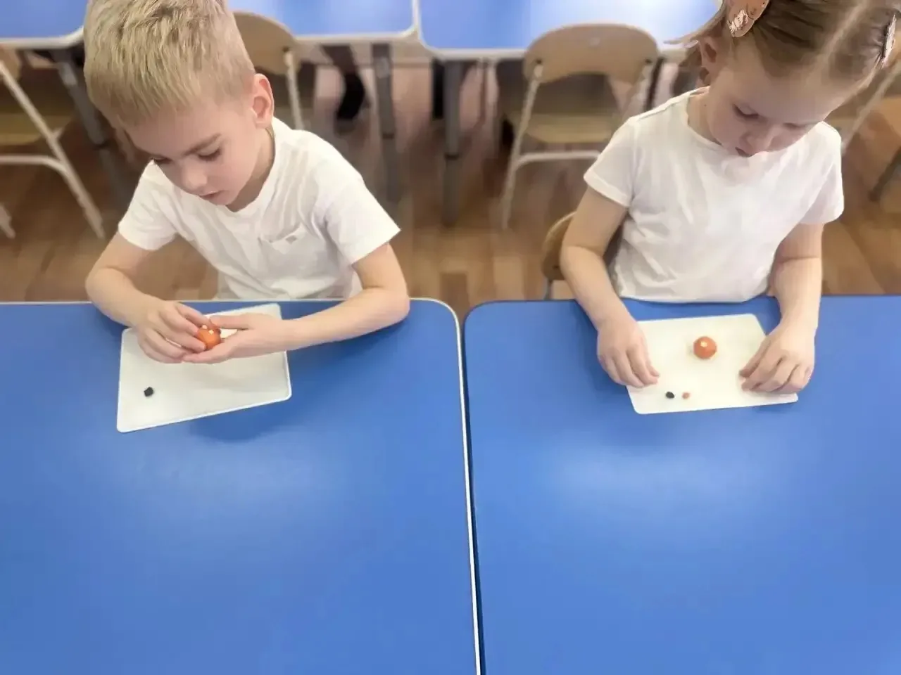 🎨 Лепка из пластилина в средней группе: встречаем Колобка! 🟠  В средней группе по адресу Большой Коп