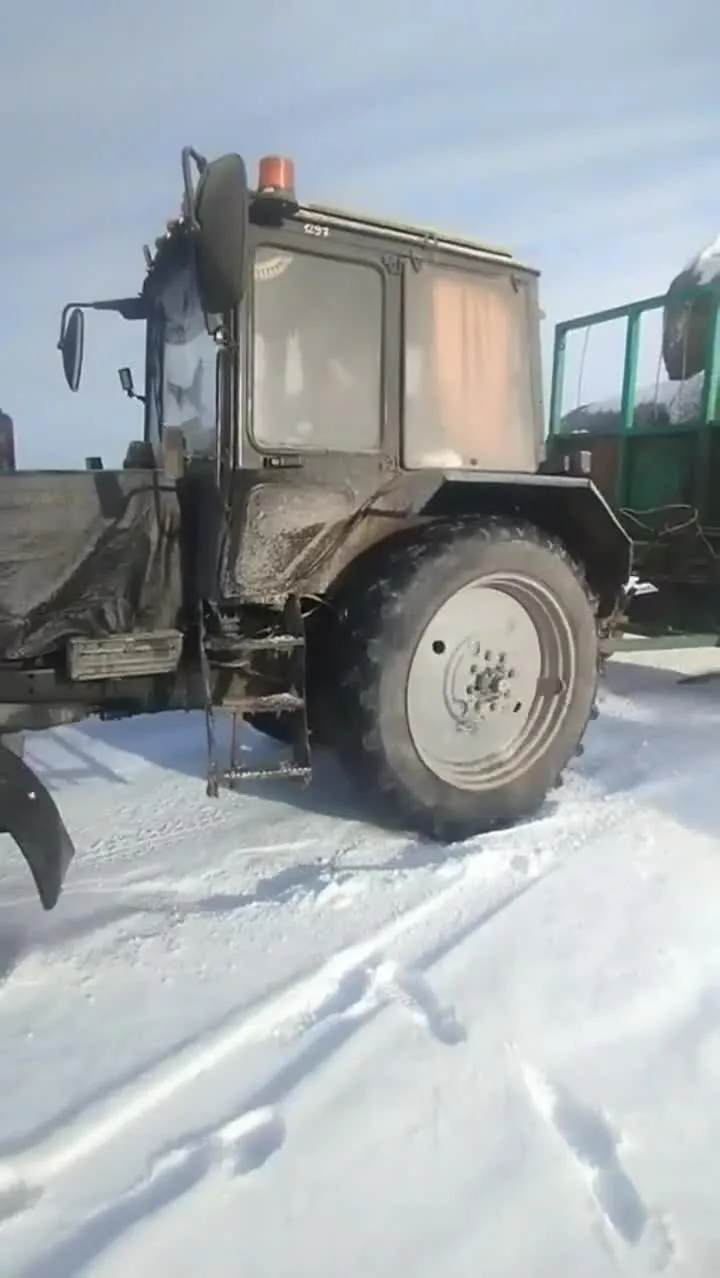 У трактора МТЗ слабое сцепление, поэтому прицеп с сеном трудно вытянуть.