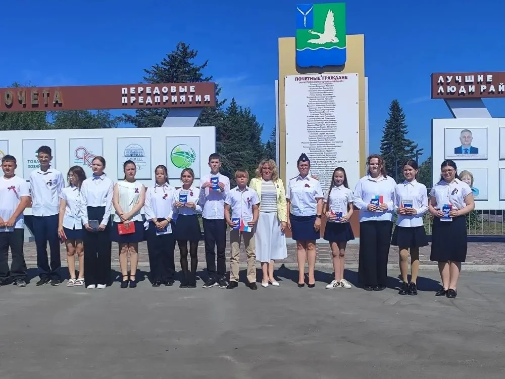 🇷🇺 Сотрудники следственных отделов СК России по Саратовской области приняли участие в праздничных 