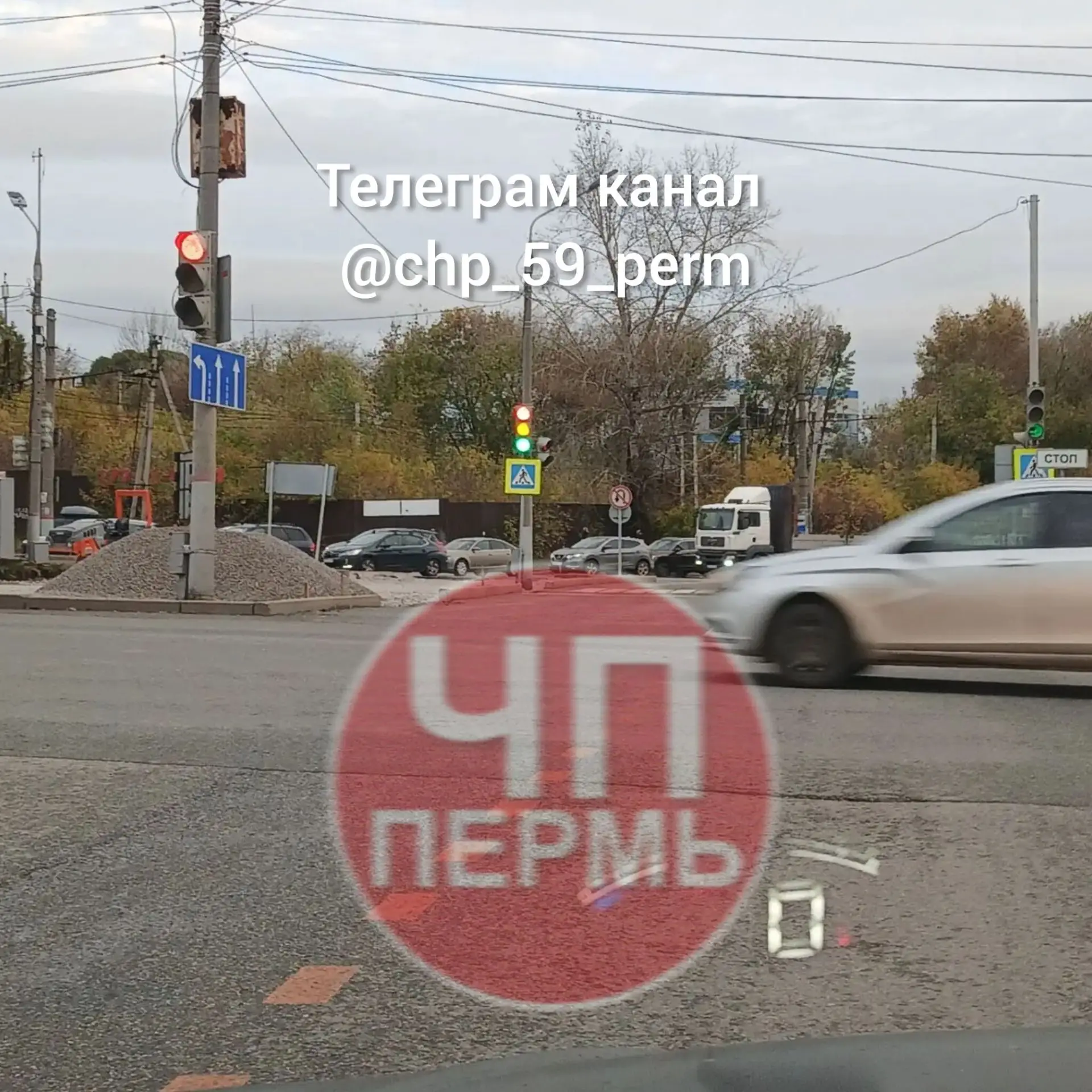 Светофор " Стой, внимание, едь " . Выезд с оверятского кольца на Промышленную.