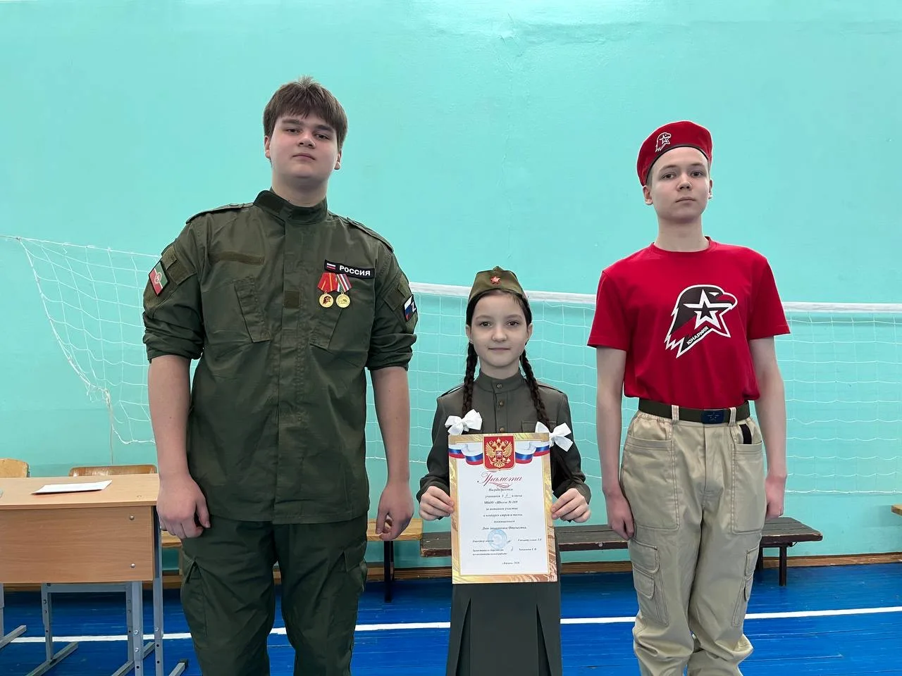 3-и и 5-е классы на смотре! 🥁  Сегодня в школе прошёл смотр строя и песни для 3-х и 5-х классов. 🌟  