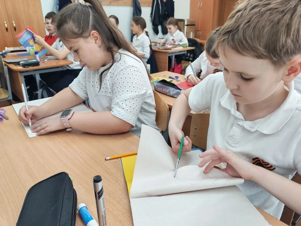 🇷🇺 В преддверии 9 Мая активисты Движения Первых подарили младшим школьникам праздничное настроение  