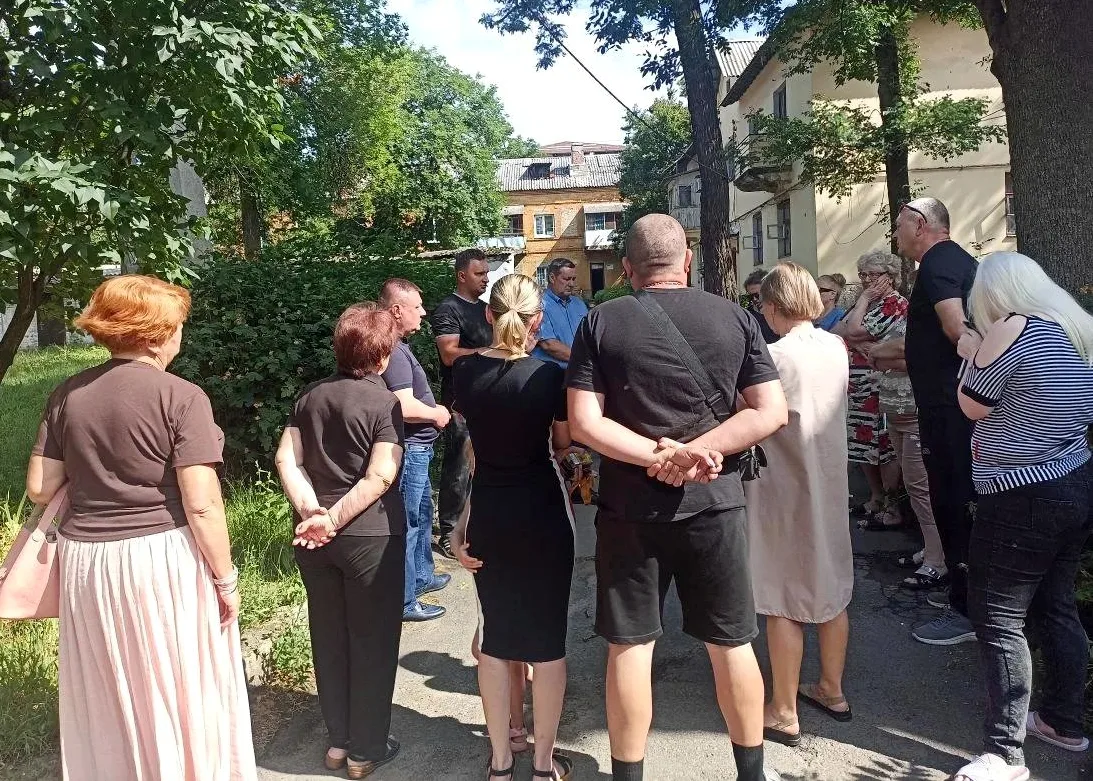 Совместно с депутатом горсовета Эдуардом Момотом провели встречу с жителями у дома № 11/2 по улице 6
