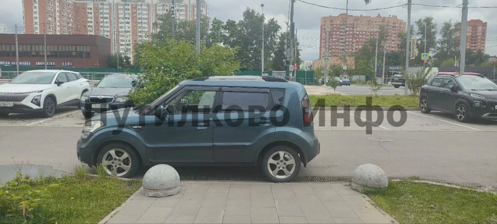 #бп #нампишут #мастерпарковки

Между домами 4 и 5 по Просторной улице горе-водитель перекрыл тротуар