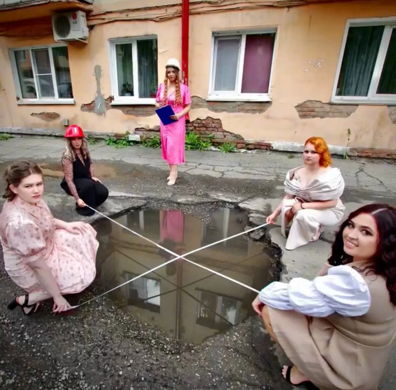 Девушки из Междуреченска устроили уличную фотосессию, чтобы привлечь внимание властей к...