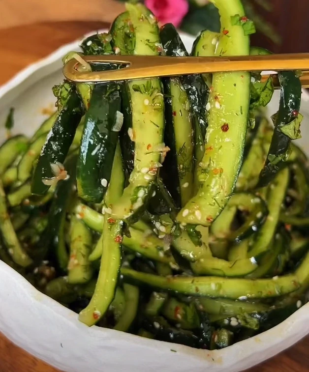 🥒 Иногда вкус зависит даже от формы нарезки 😍
Этот салат из огурцов получился невероятно сочным, а