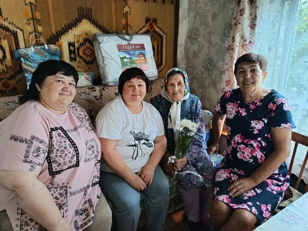 Свое 98-летие отметила жительница Мензелинского района, труженица тыла, ветеран труда Савельева Любо