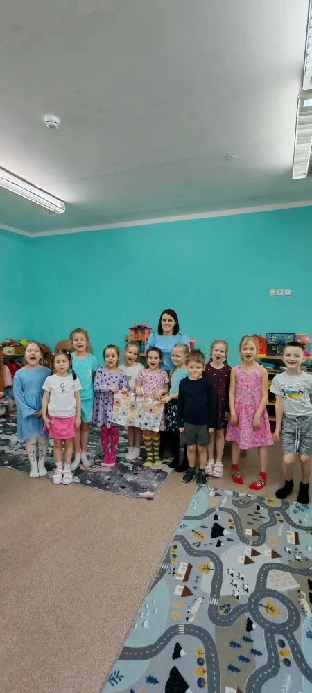 Пришивать пуговицы - непростое занятие! А когда из лоскутков с пуговками получается красивое одеяльц