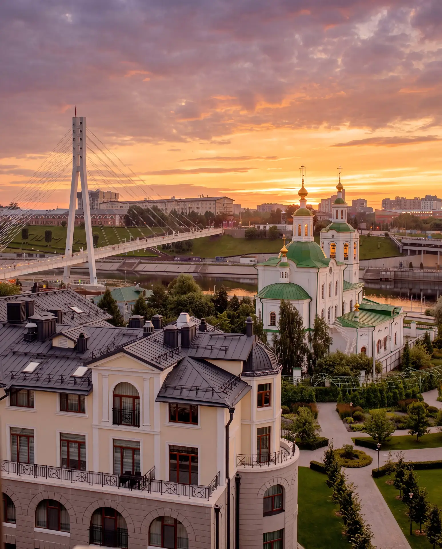 Любовь, шампанское, закаты, переулки…