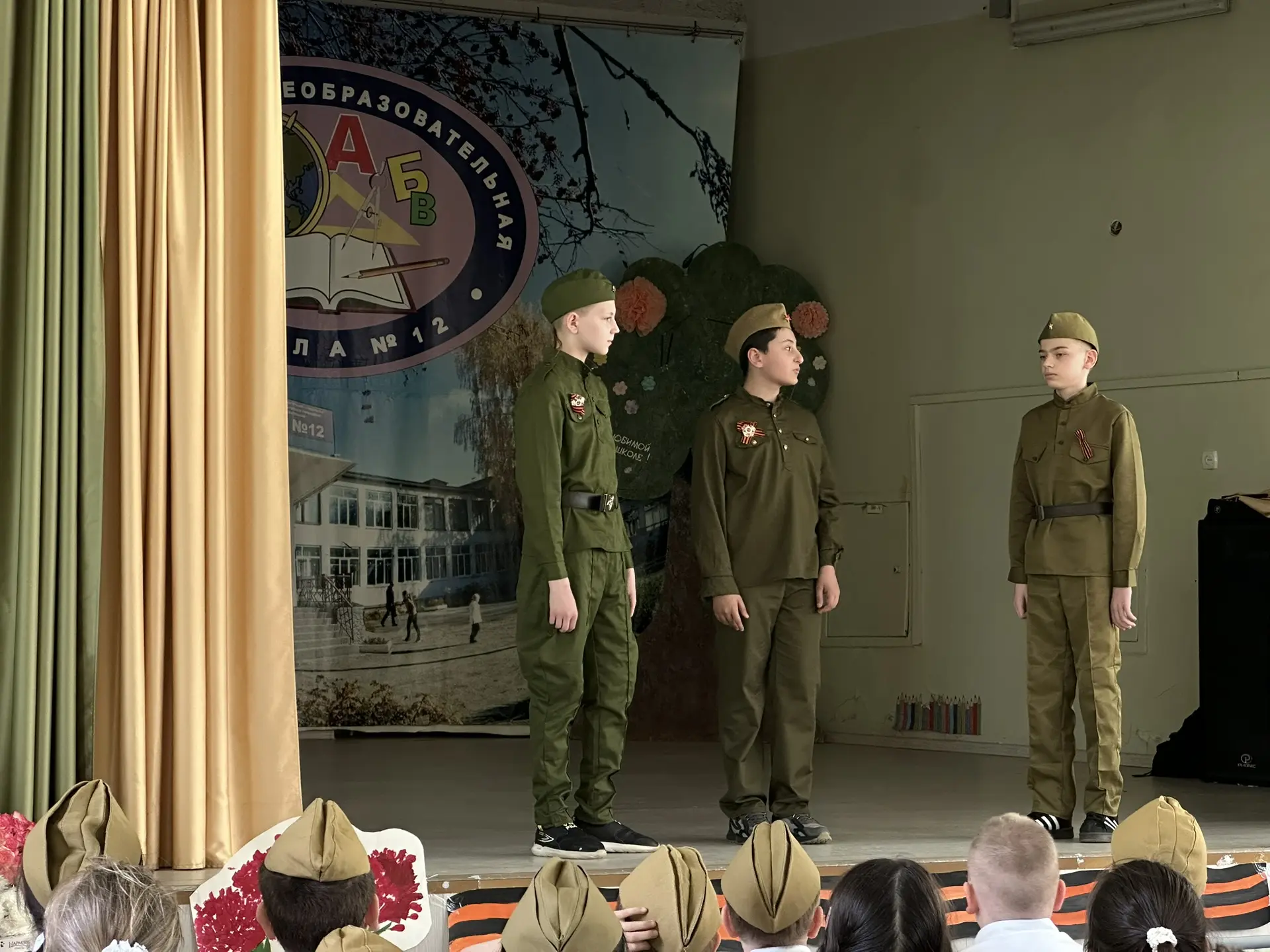 🎭 Связь поколений: школьный театр поздравил ветеранов и учеников с наступающим Днём Победы.  В предд