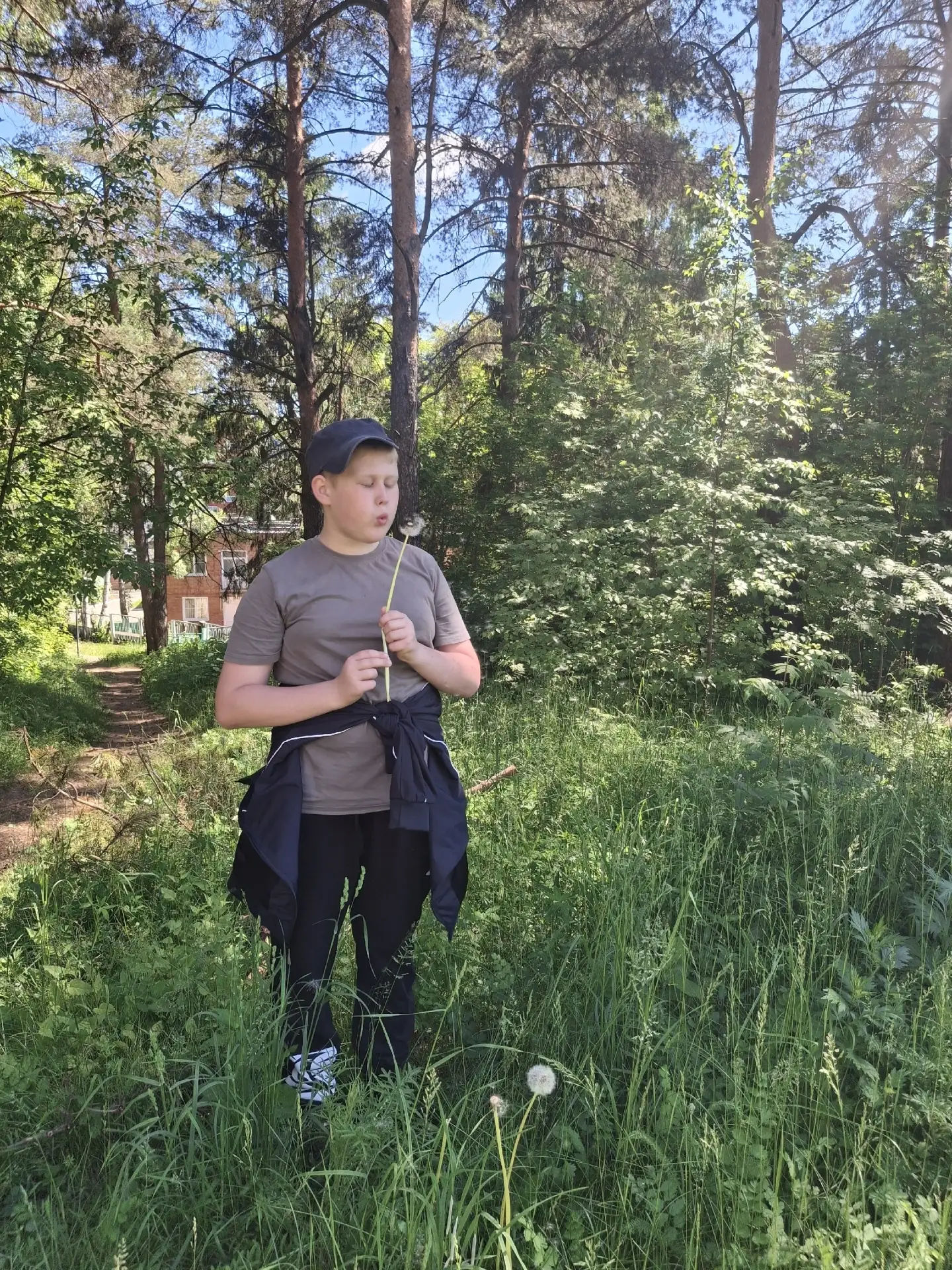 🌲🌳Воспитанники реабилитационного центра регулярно совершают экскурсии в лес — не просто подышать с