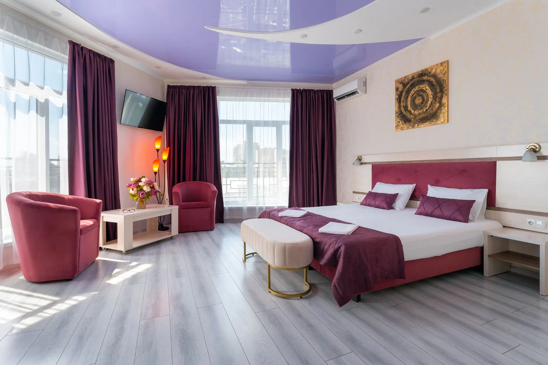 #ЯЛТА
ул. Боткинская 2В

Центр. 70 м². Вид на море и горы.
 — Тихая улица в шаге от набережной.
✔ 3 