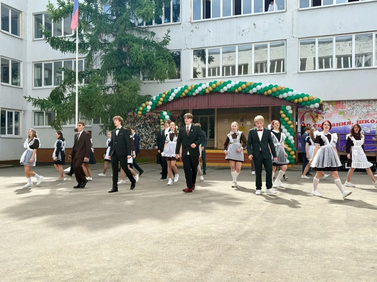 "Все зависит от нас самих!" - такими словами закончилось путешествие на машине времени наших выпускн
