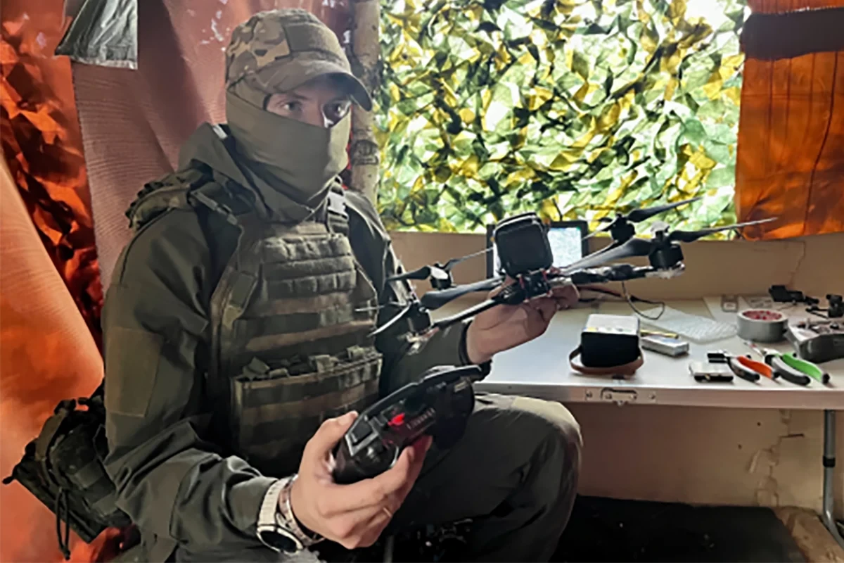 Ученик вечерней школы выполняет фигуры высшего пилотажа «кобру» и «бочку»