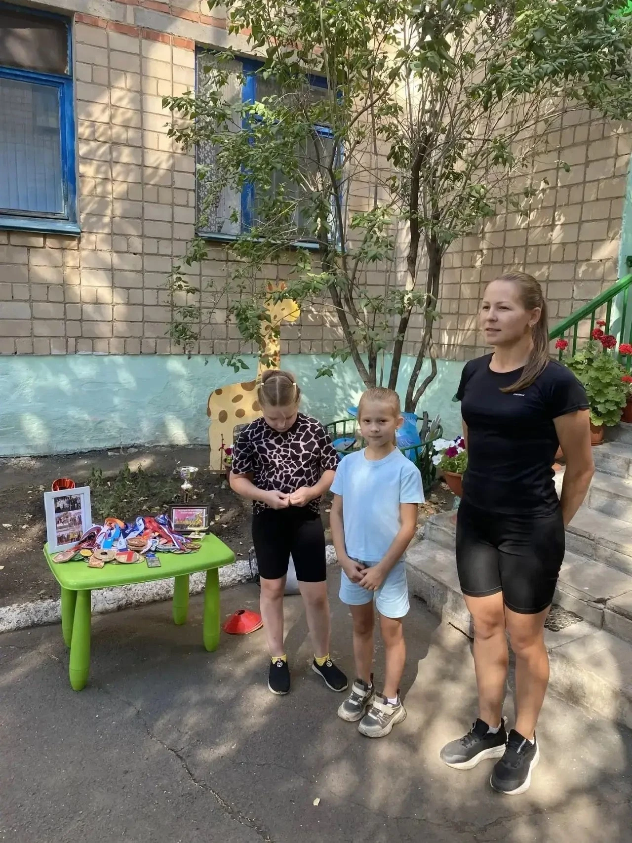 🏃‍♀️‍➡️Спорт начинается с детства: воспитанники спортивной школы «Айсберг» со своим тр...