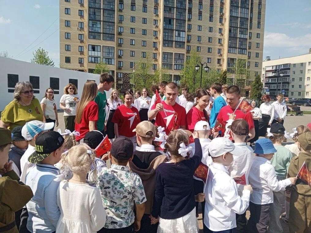 Стало доброй традицией после праздничного мероприятия возлагать цветы к Мемориалу героям Великой Оте