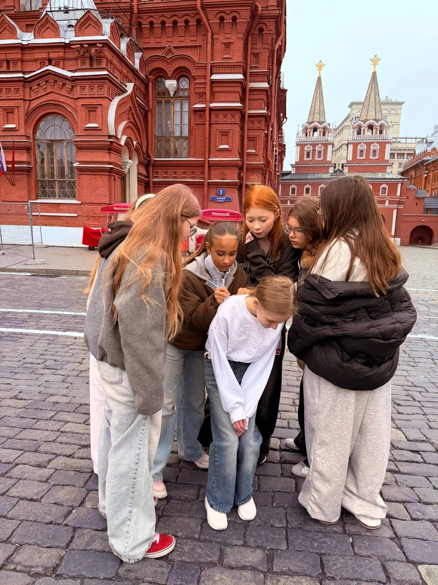 🇷🇺 Из учебника — прямо на брусчатку! 🇪🇸  На этой неделе ученики 5 «Д» класса совершили небольшое пут