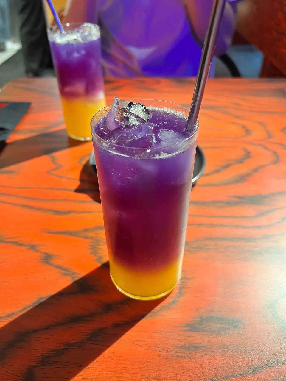 Смотрите какой красивый лимонадик, уфф 😈
А то жара на улице невыносимая 🥵
