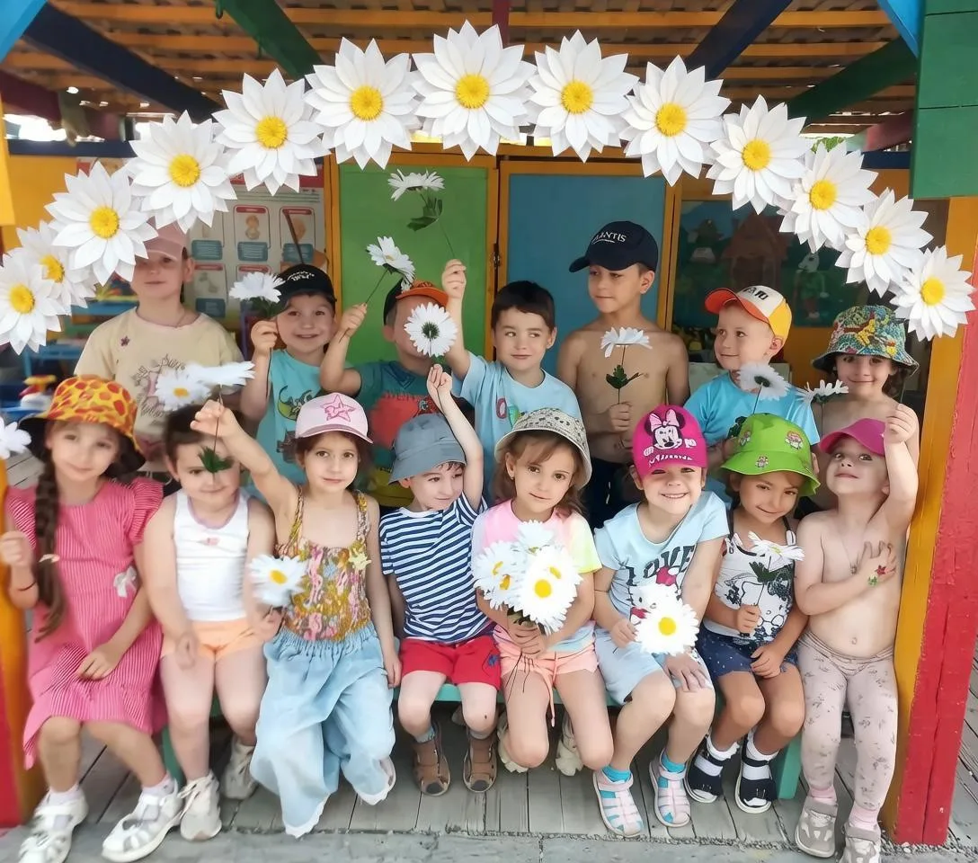 ✨ Солнечные улыбки от группы «Уют» самым любимым мамам и папам! С Днём семьи, любви и верности! ❤️