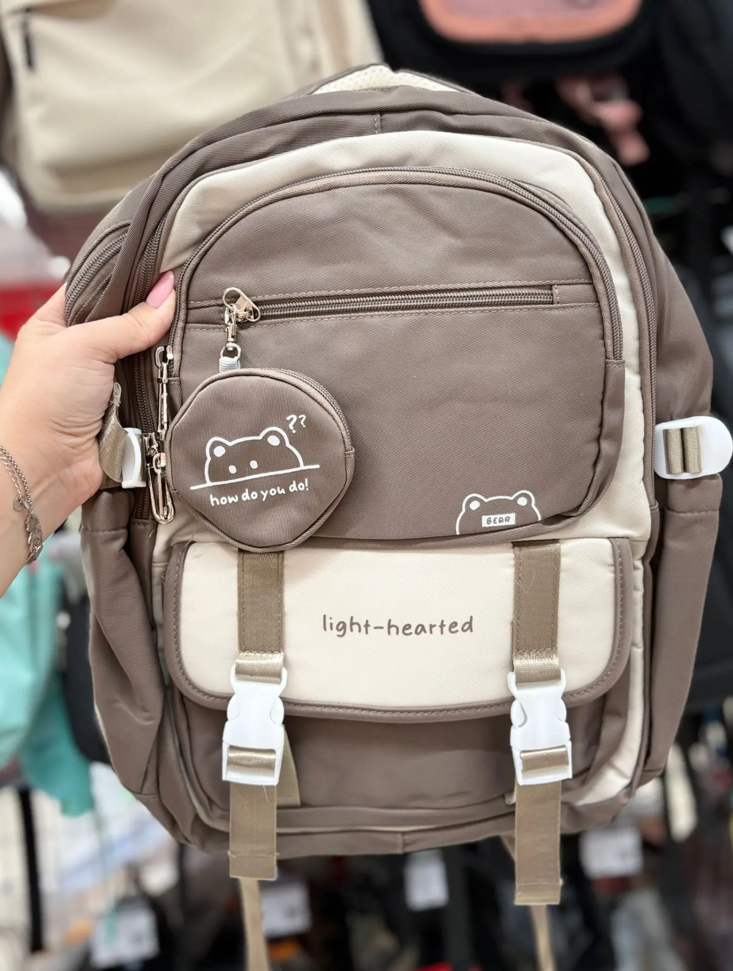 Похоже, школьный рюкзак тоже может быть частью образа🎒