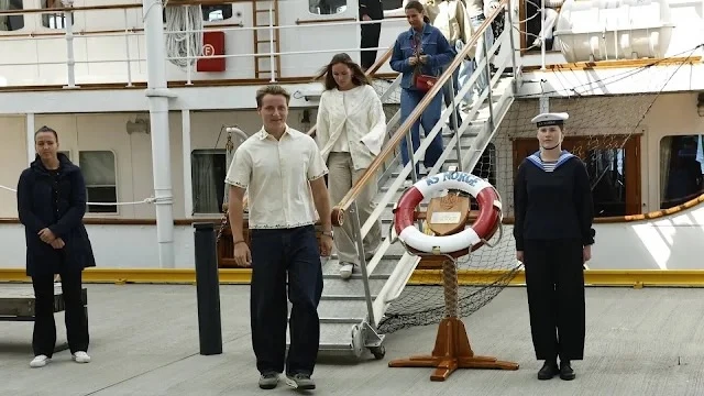 Норвежская королевская семья проводит свой летний отпуск на борту королевской яхты «Норге», периодич