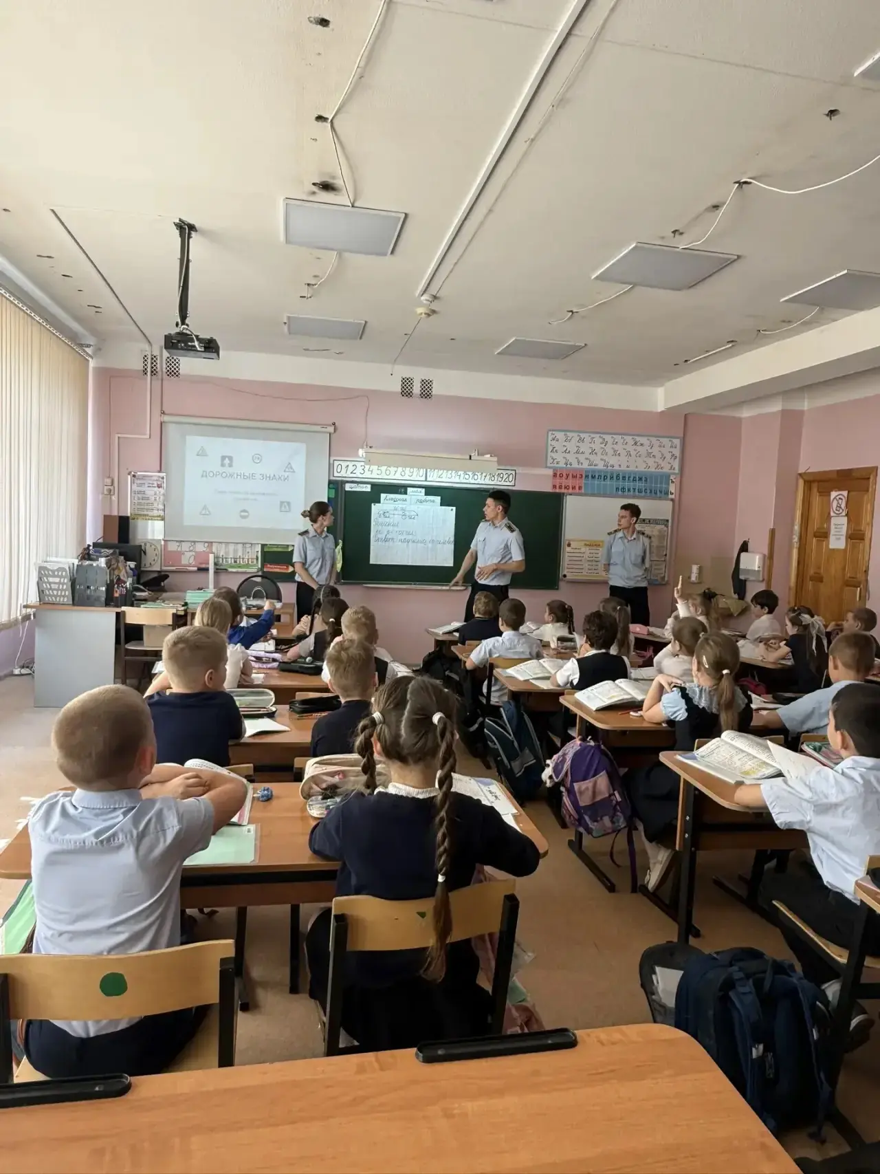 18 мая в нашем МБОУ СОШ №84 курсанты 3 курса рядовой полиции Жиберин В.Р. и младший сер...