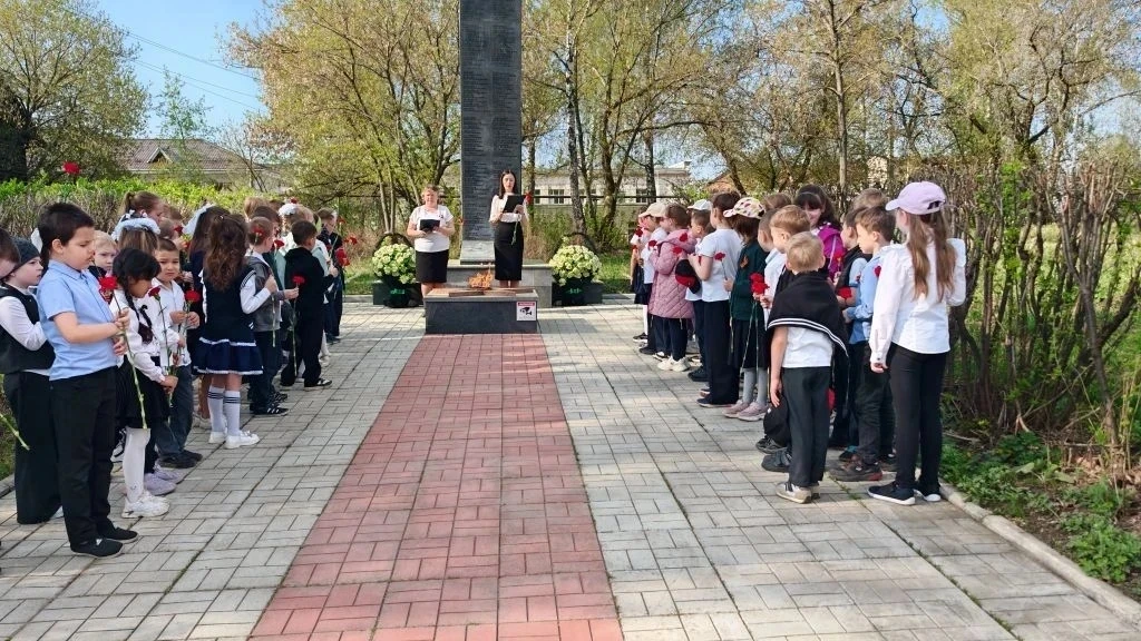 🌹 Сегодня обучающиеся нашей школы (корпус на Феофанова) собрались, чтобы отдать дань памяти и уважен