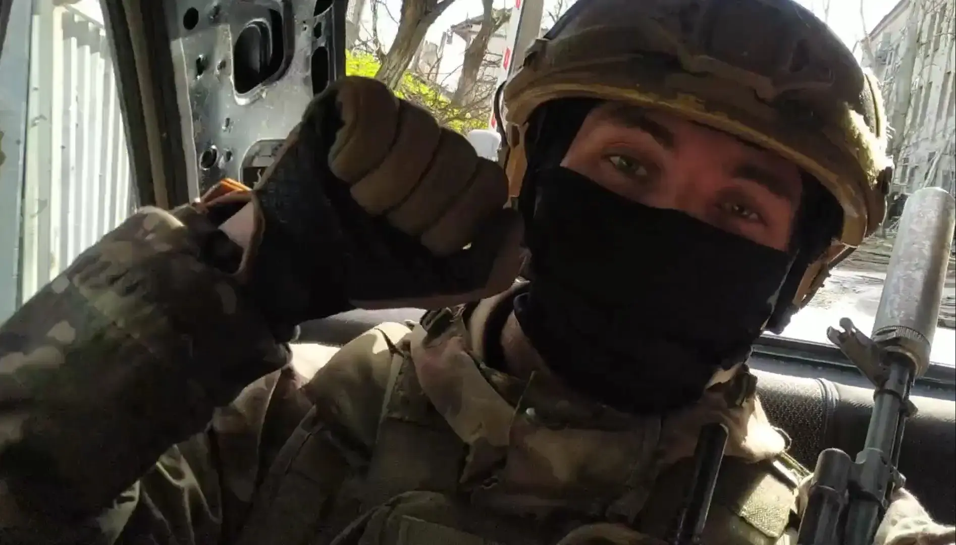 Снайпер Аконит
Битва за Бахмут
Эпизод 2

Юшки
На позицию Ю-25 пришел с пацанами. Там старшим был пар