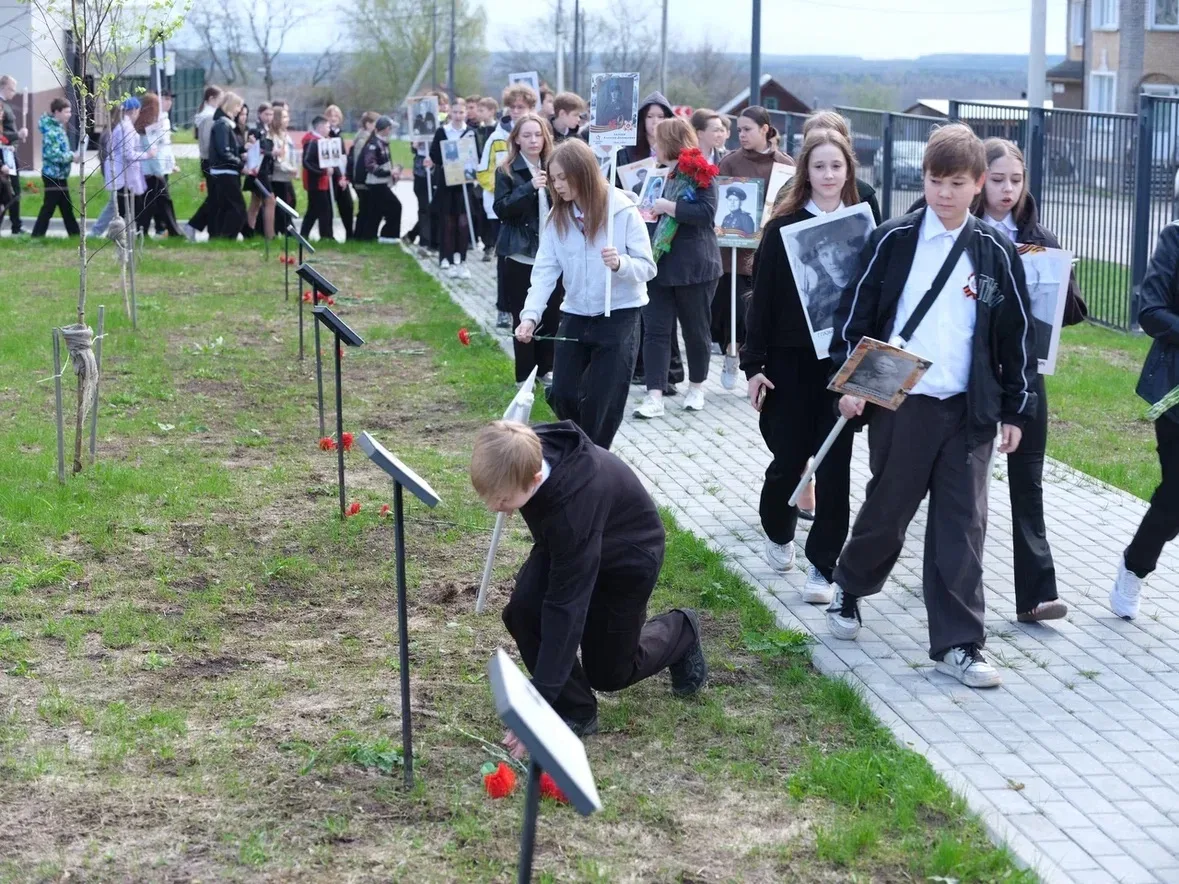 🎖️Поклонимся великим тем годам, Тем славным командирам и бойцам, И маршалам страны, и рядовым, Покло