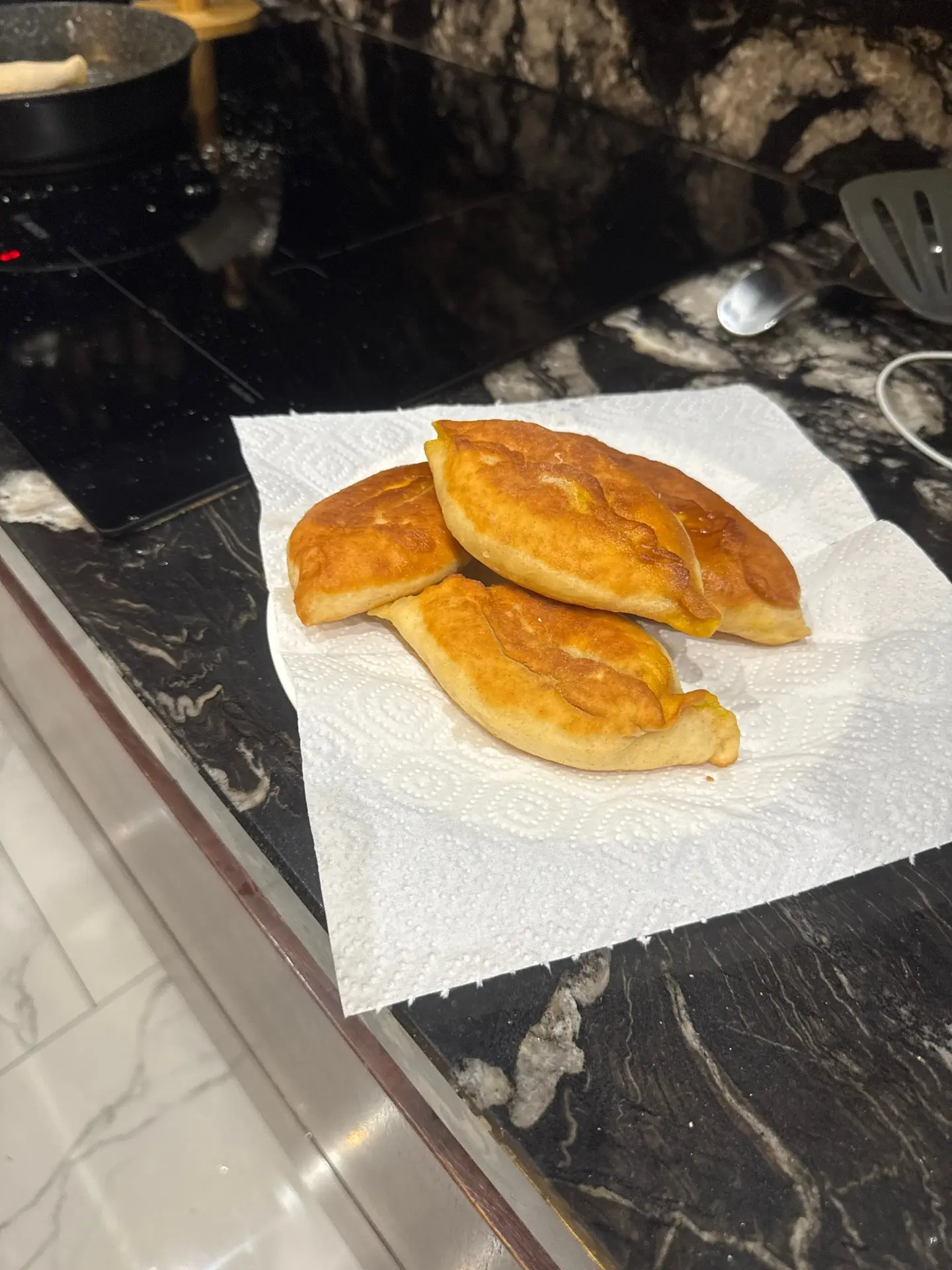 Я тут пирожки жарю