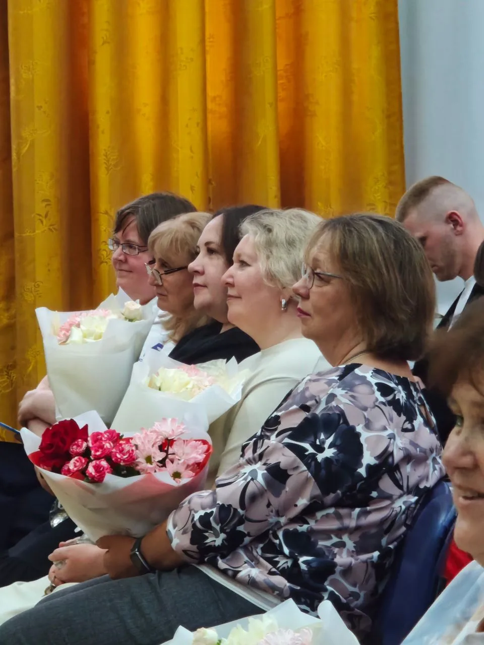 Сегодня для 11 класса прозвенел последний звонок. Этот день — как остановившееся мгновение: смех и с