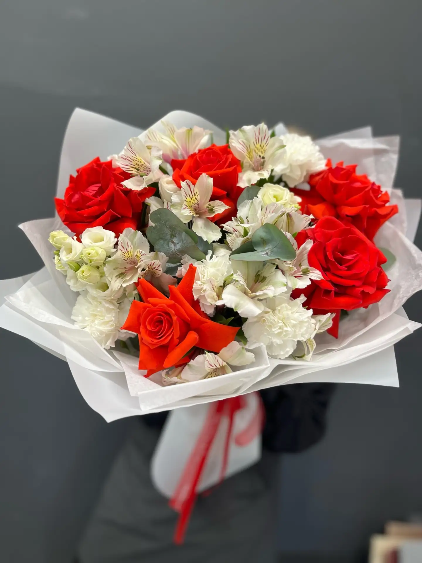 Контраст, который говорит без слов: страсть красных и чистота белых. ❤️🤍