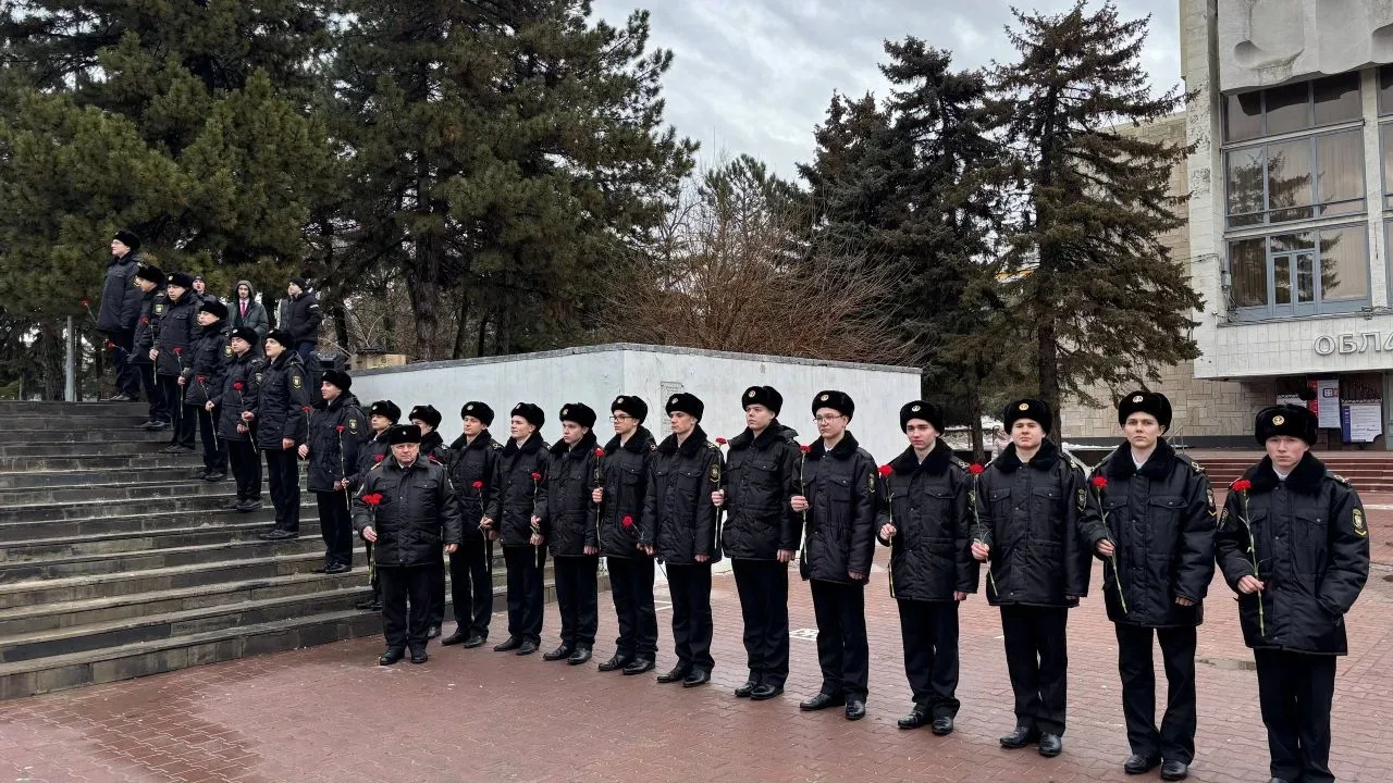 14 февраля курсанты Института приняли участие в возложении цветов к Вечному огню в сквере им. Фрунзе