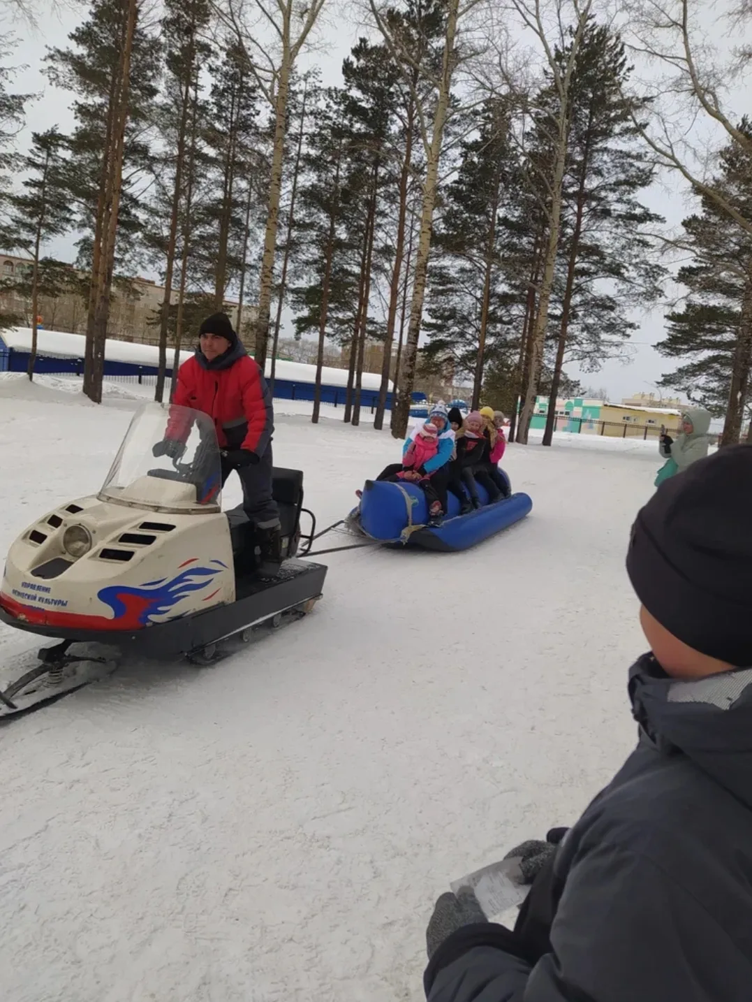Водитель снегохода.
