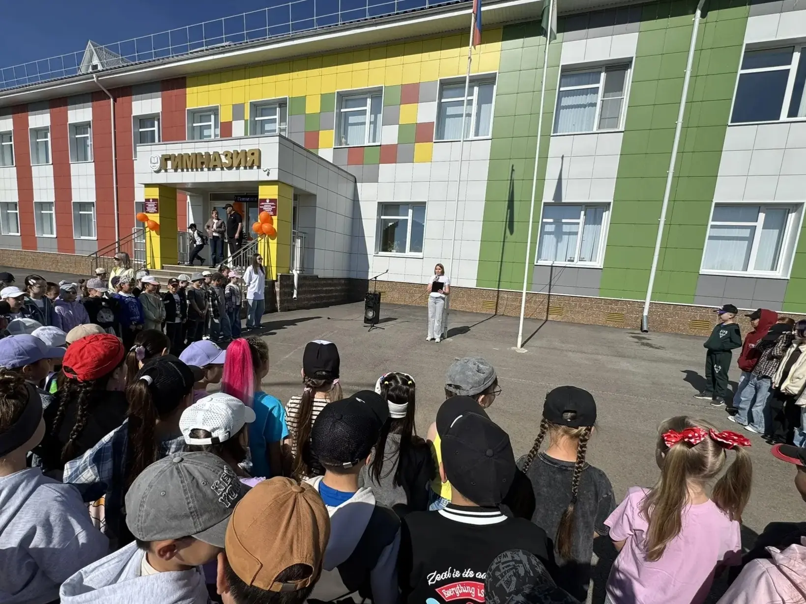 Лето — время отдыха, новых впечатлений и открытий! ☀️

В пришкольных лагерях дети совмещают приятное