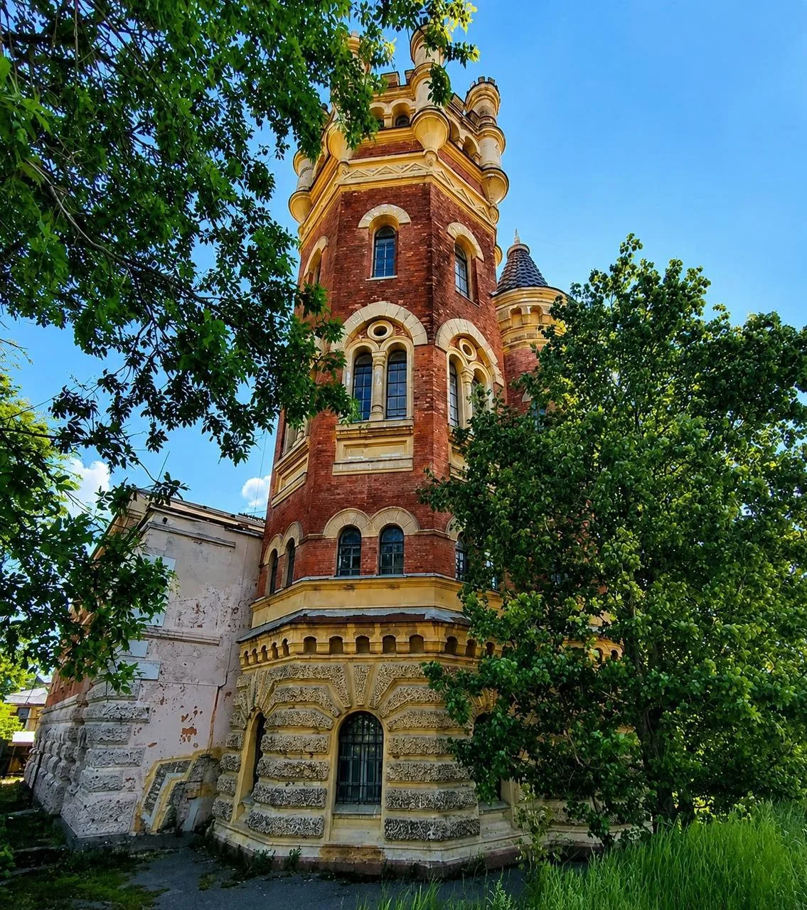 🏰 Замок спрятался среди промзоны Петербурга