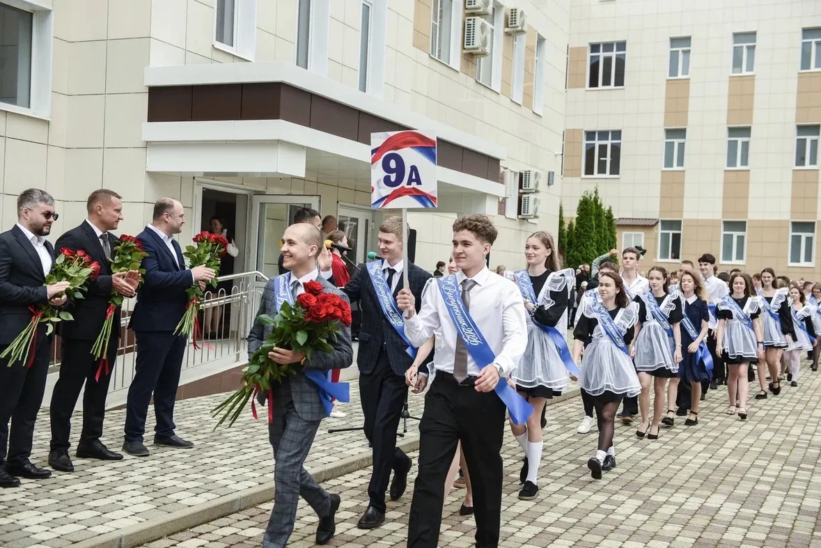 Звенит последний звонок... 🎓  Вот и пролетели эти 11 и 9 лет… Кажется, только вчера вы робко зашли в