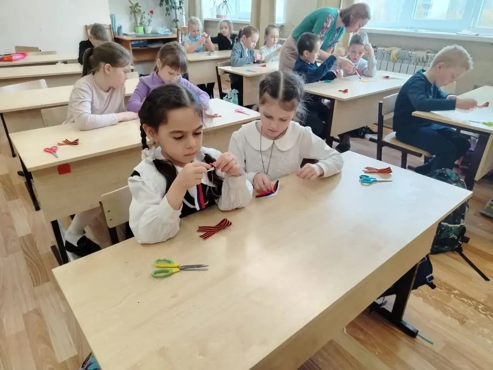 📍 Вчера в 1 Е классе прошëл мастер-класс по изготовлению декоративной броши с использованием символа